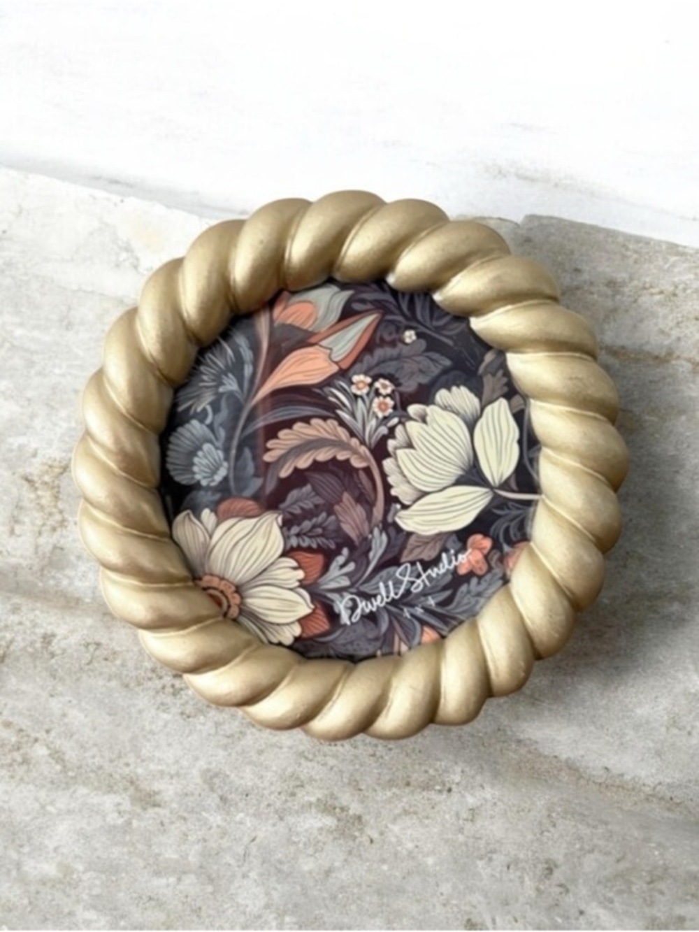 Gold Twisted Frame round picture frame for 4”x4”